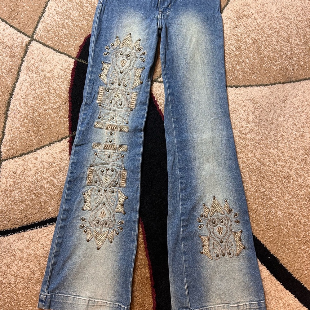 Embroidered and Stuffed Low-waisted Blue Flare Jeans